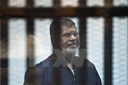 Cựu Tổng thống Mohamed Morsi tại phiên tòa xét xử ở Cairo.
